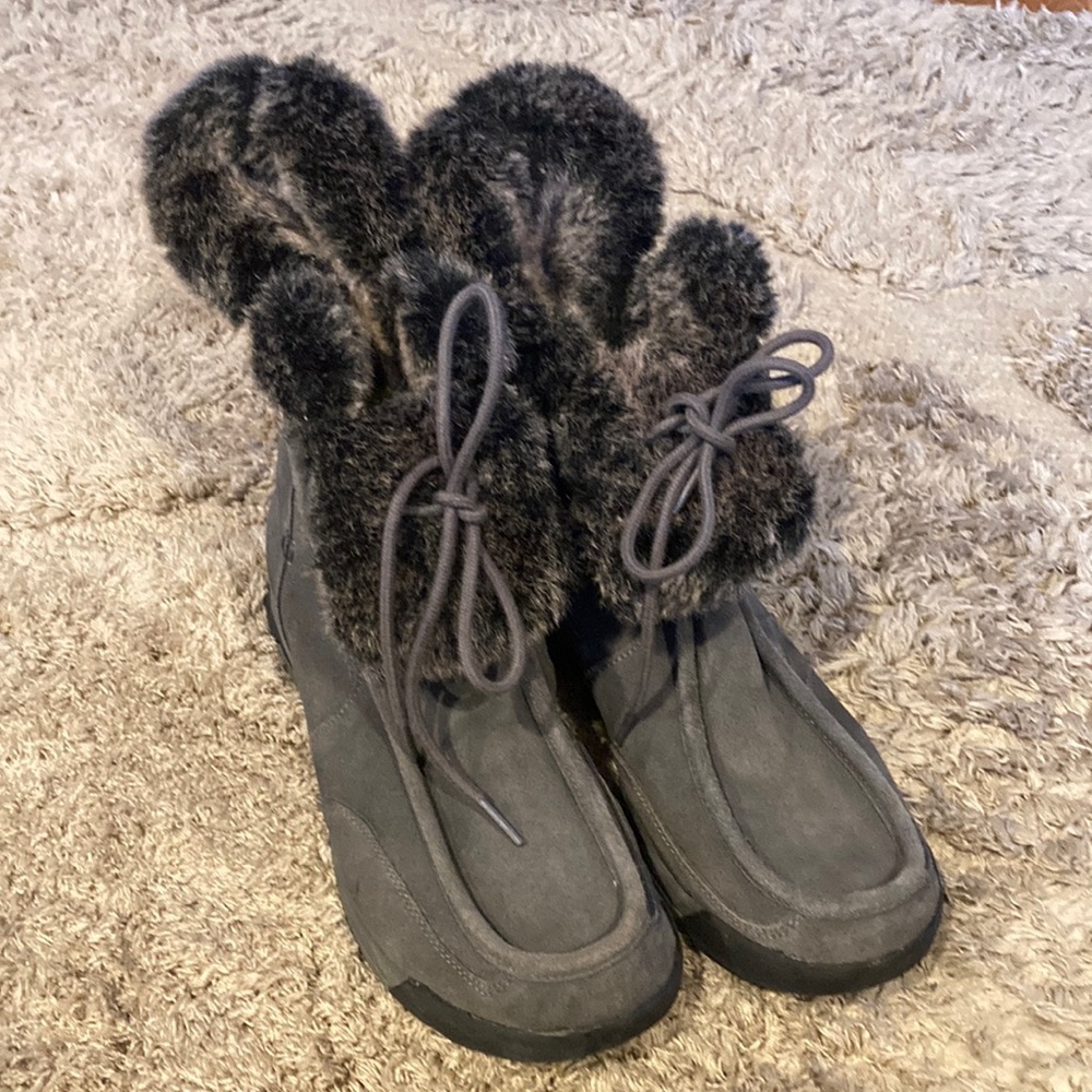 Lands End Womens Gray suede boots with Faux fur